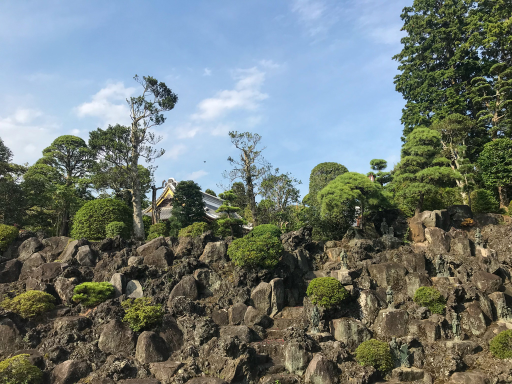 露仏･･･大本堂裏手の築山＠成田山新勝寺