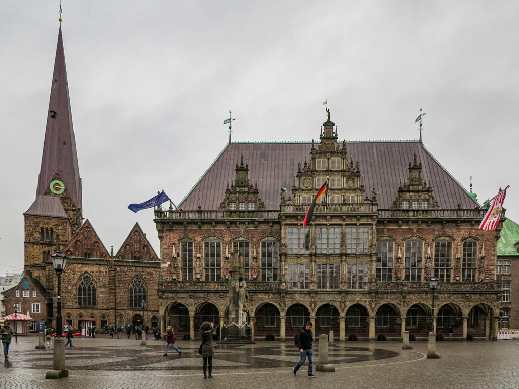 世界遺産 ブレーメンのマルクト広場の市庁舎とローラント像