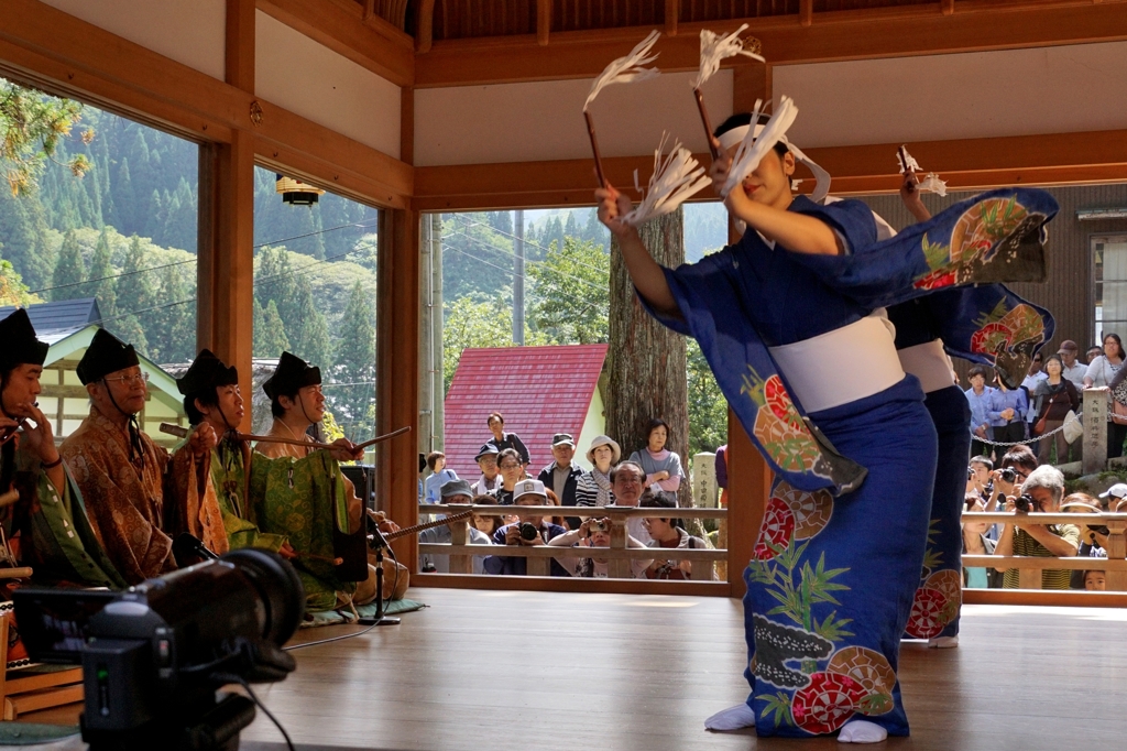 「こきりこ祭り」　こきりこ節と紙垂竹踊り