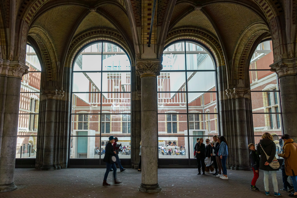 アムステルダム国立美術館中央通路から眺める内部