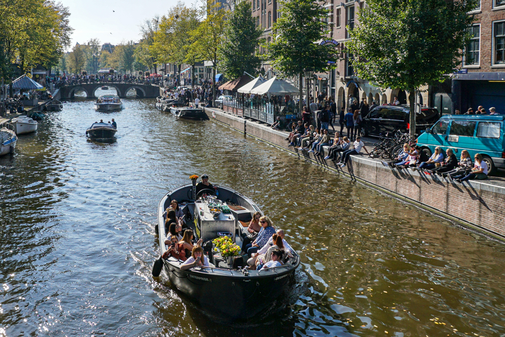 運河縁に腰掛けて･･･＠アムステルダム