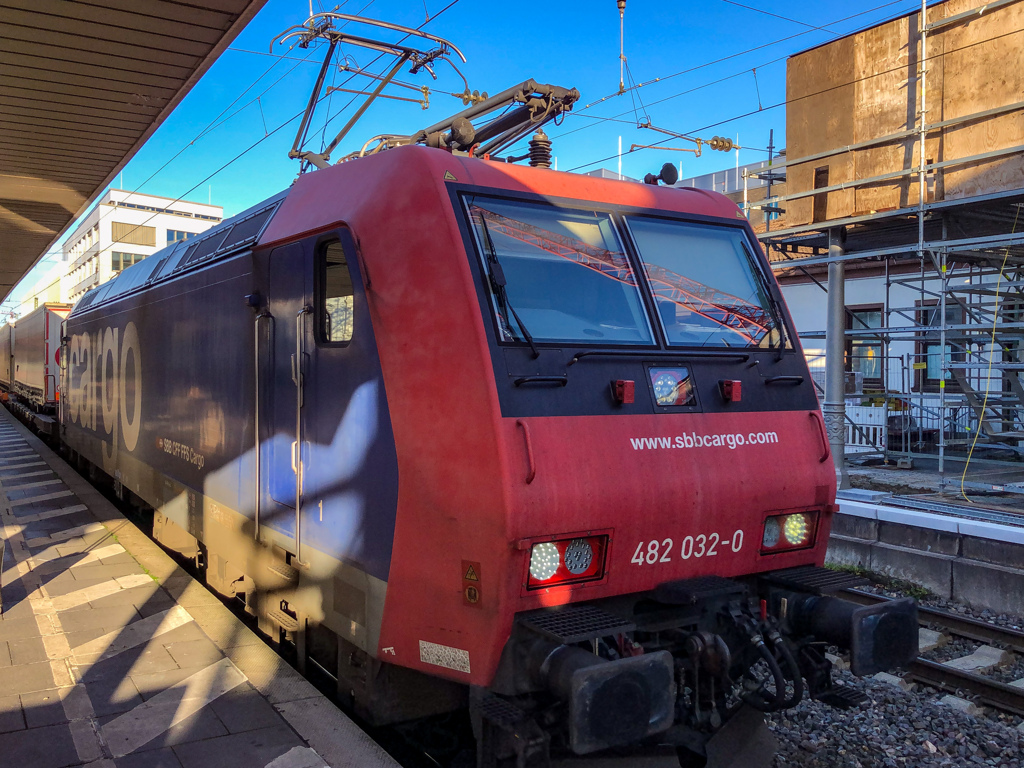 SBBcargo Re482形電気機関車通過＠ボン中央駅