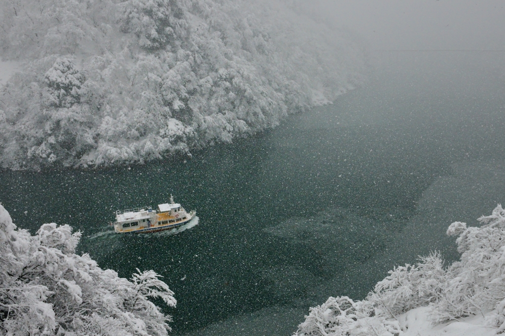 庄川峡雪景色　薄氷張る 