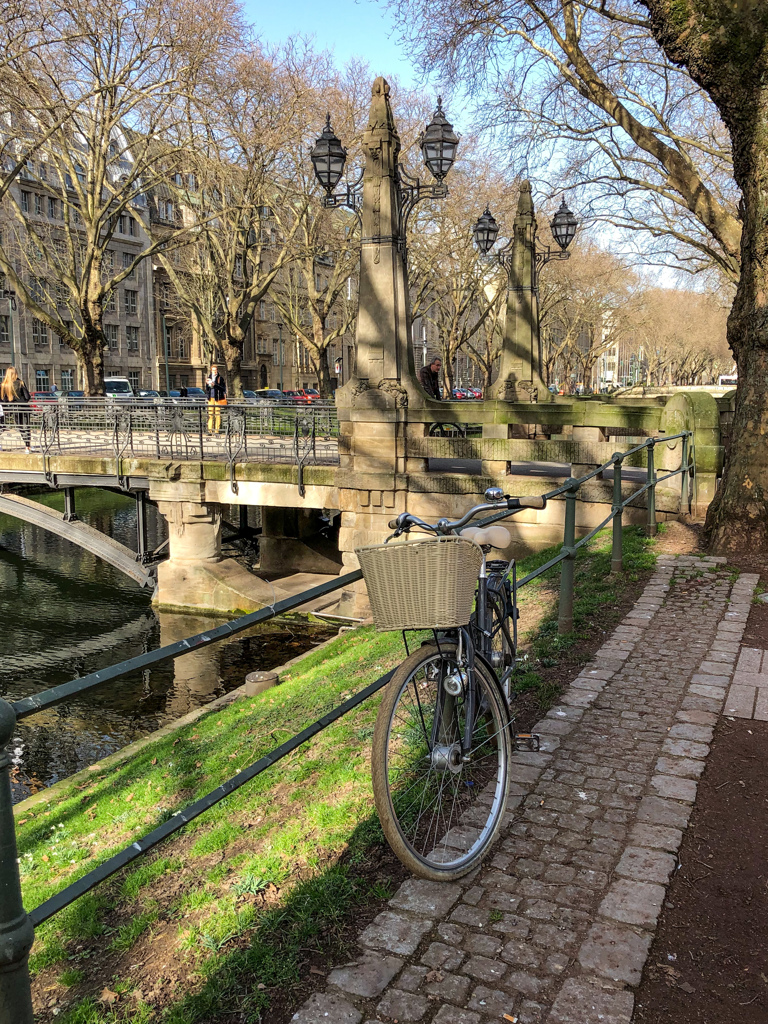 DUS散策 自転車のある水辺の風景＠デュッセルドルフ・シュタットミッテ
