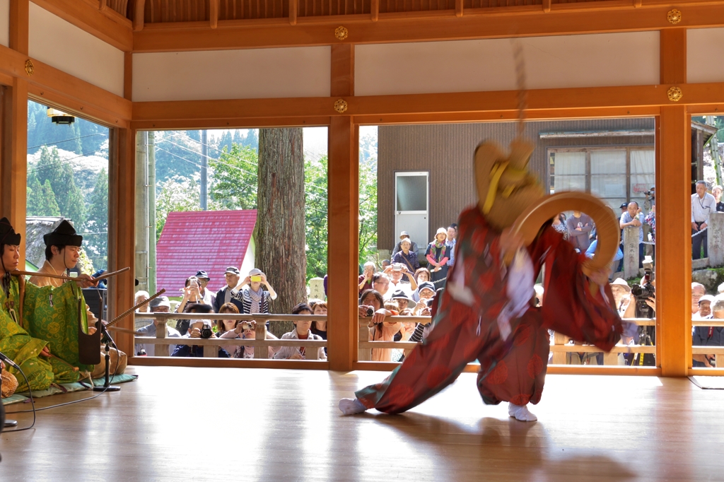 「こきりこ祭り」　躍動感溢れるささら踊り