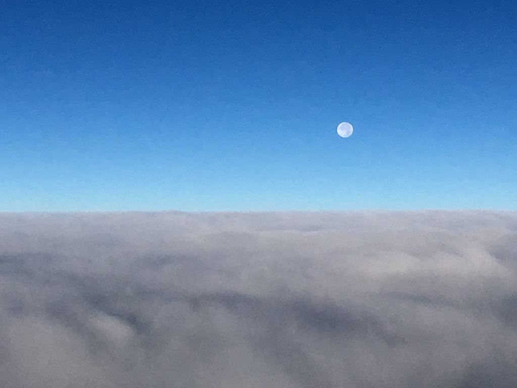 雲上の満月