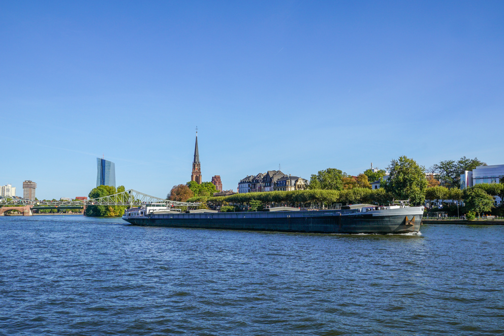 こんな大きな貨物船も･･･