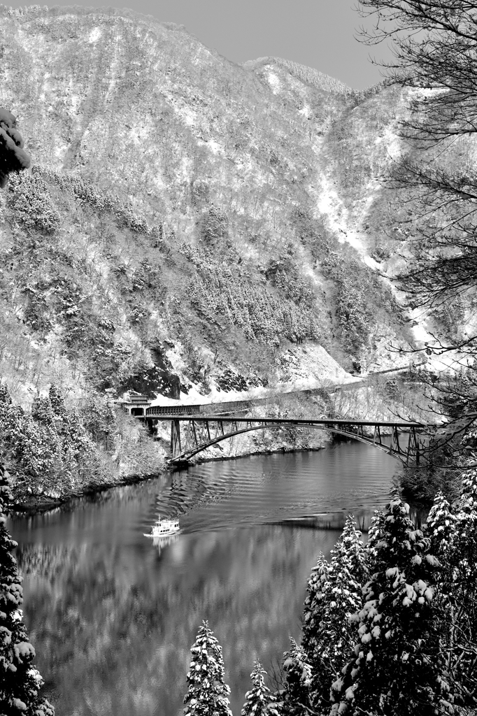 弥生 雪の庄川峡Ⅱ（モノクロバージョン）