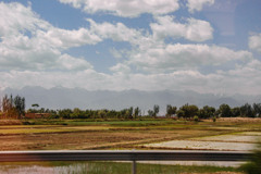 2006年中国の旅１　賀蘭山脈を背にした田園風景＠寧夏回族自治区・石嘴山
