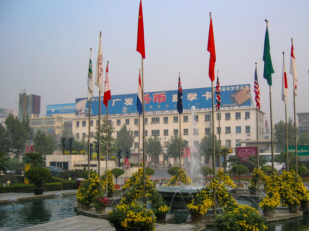 2004年中国の旅３　ホテル玄関先＠河南省・鄭州