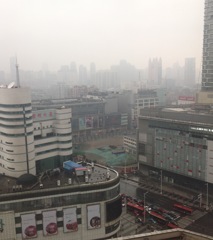 雨に煙る天津市内