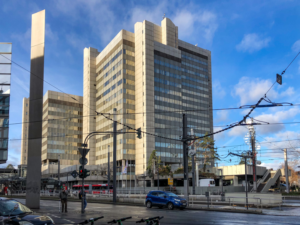 ボン市役所とStadtbahn市役所駅＠ボン