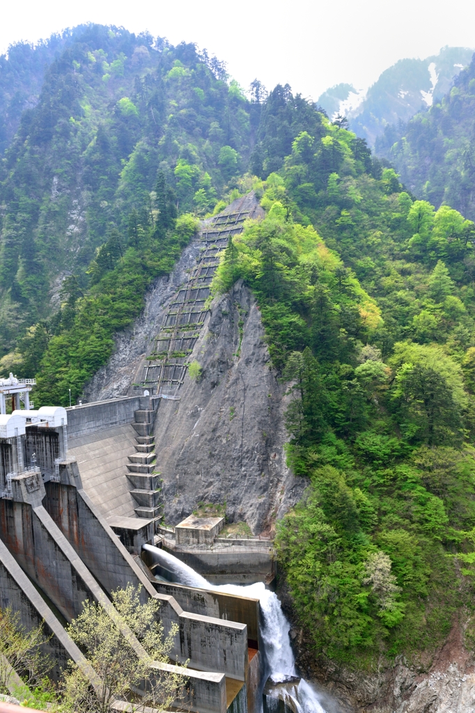 【新緑の黒部峡谷】「○○」を備えた日本最初のダム　出平ダム