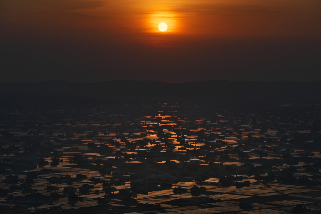朱色に染め上げし散居村