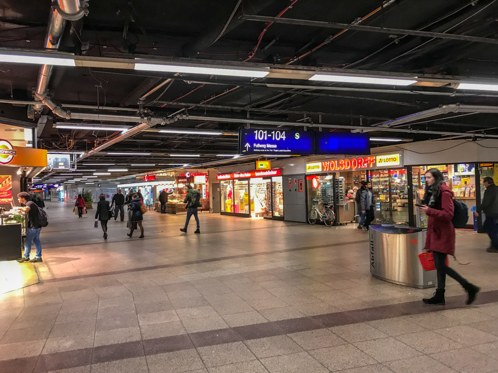 地下ホームへ ＠フランクフルト中央駅