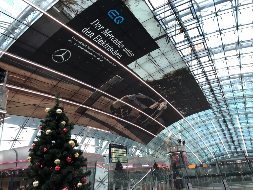 フランクフルト国際空港駅はクリスマス+EV一色