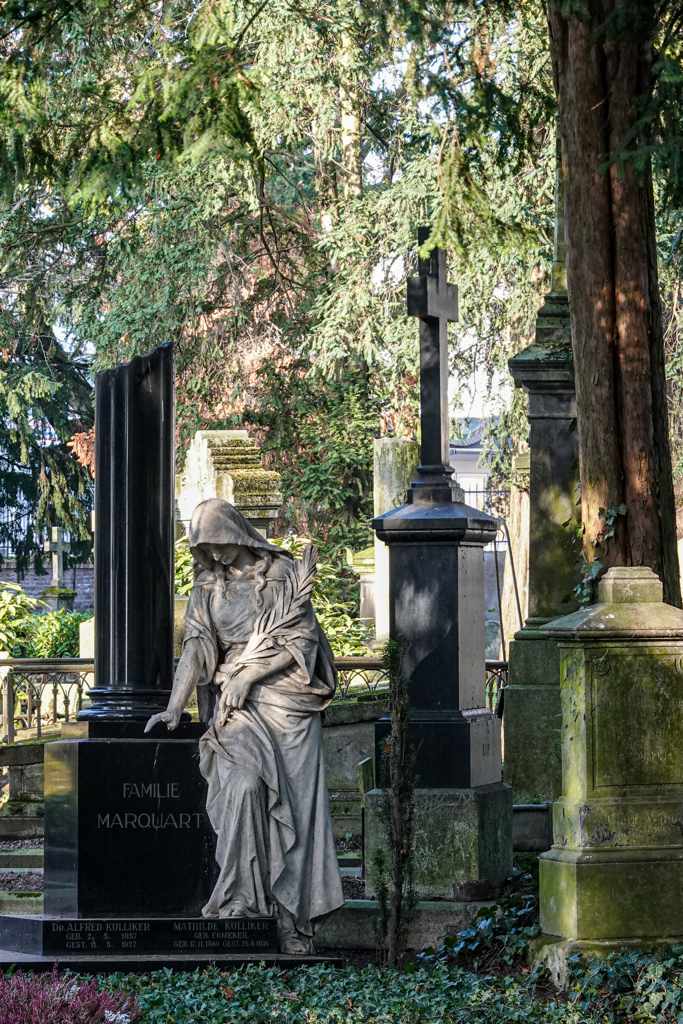 芸術性溢れる･･･ ボン旧墓地