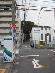 赤羽駅を一歩離れるとそこは、…。　　静勝寺！