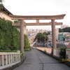 鳥居の下を新幹線がくぐる