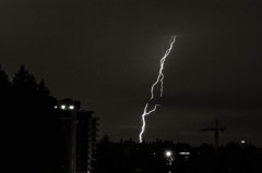 雷光臨