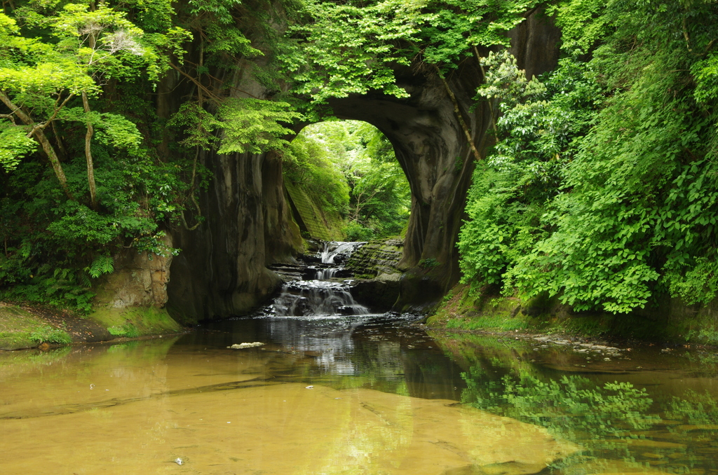 濃溝の滝（亀岩の洞窟）