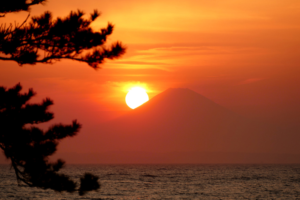 富士山に落ちる夕日　P1140746