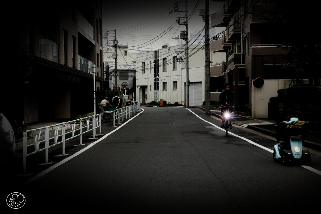 真昼の道