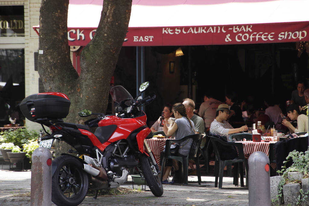 真っ赤なバイクがとまっている店