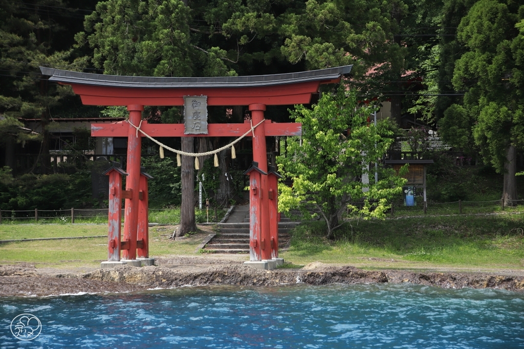 湖畔の赤鳥居