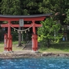 湖畔の赤鳥居