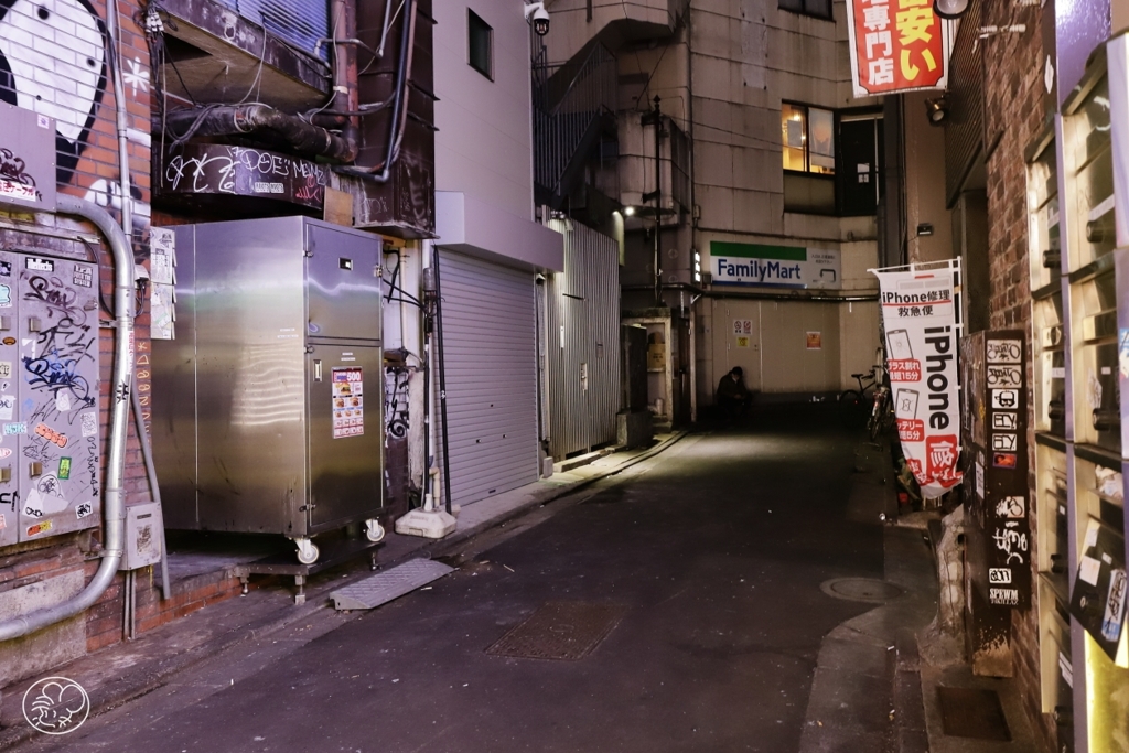 うずくまる人