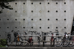 丸い点と自転車の並ぶ風景