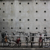 丸い点と自転車の並ぶ風景