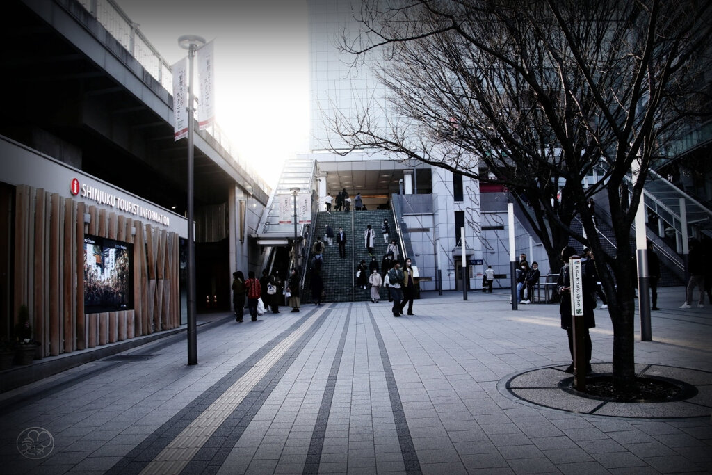新宿駅東南口広場　１