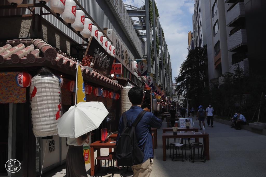 提灯の並ぶ道