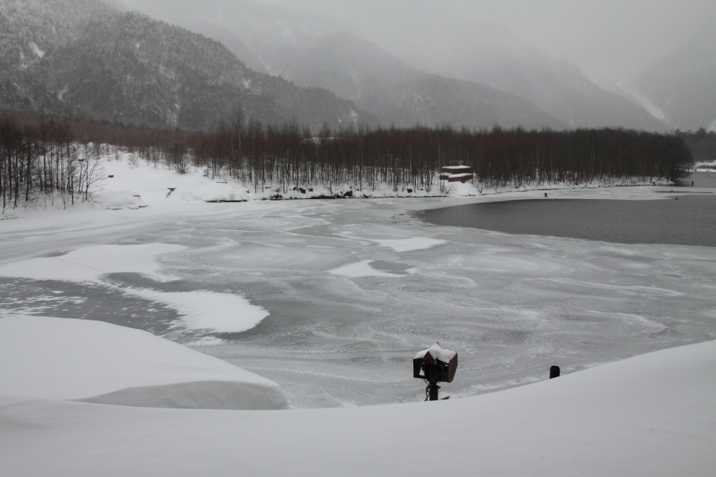 雪氷の池