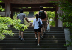 きざはしを登る