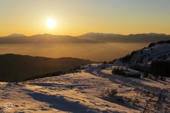 夕陽、雪を照らす