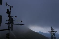 乱暴な風、波打つ雲