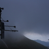 乱暴な風、波打つ雲