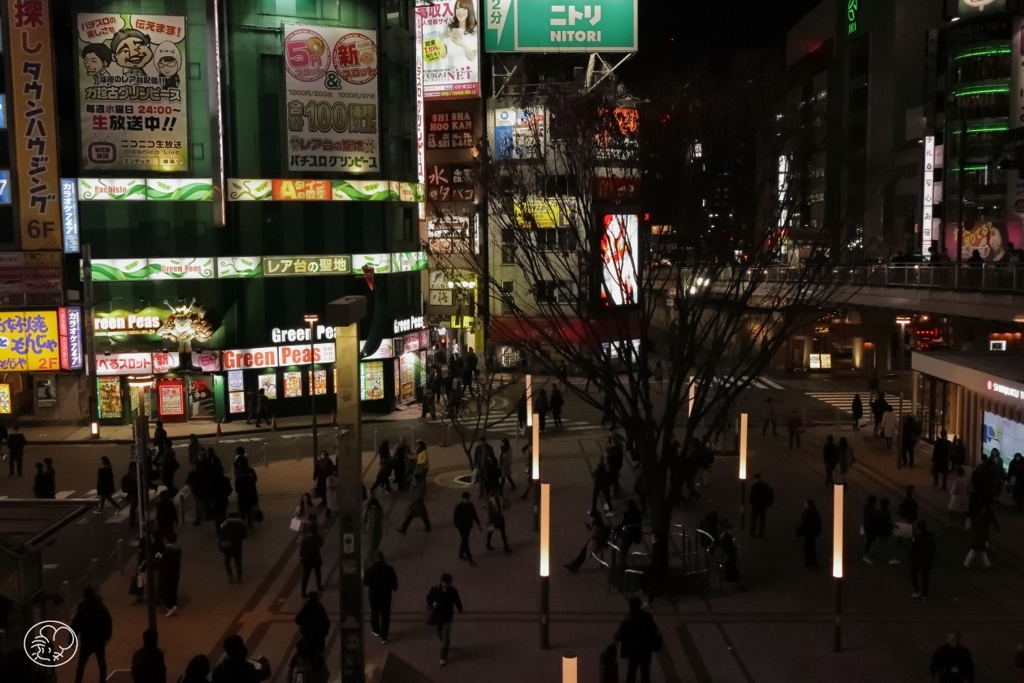 駅前広場の夜