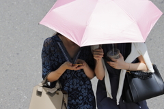 寄り添うパラソル