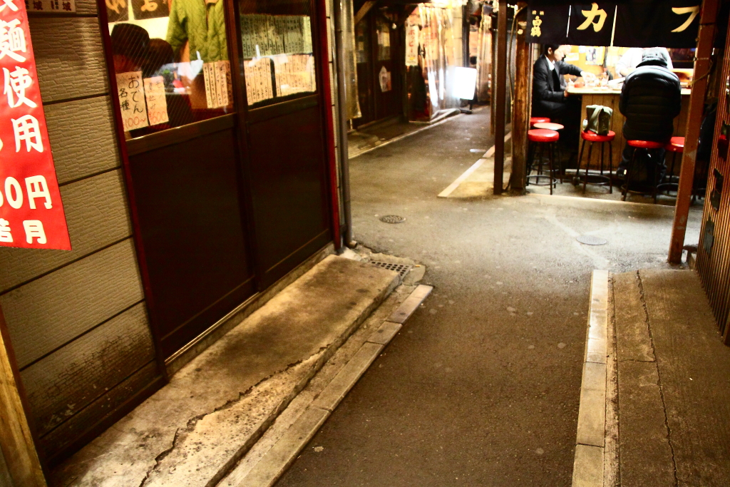 籠の鳥の水飲み場