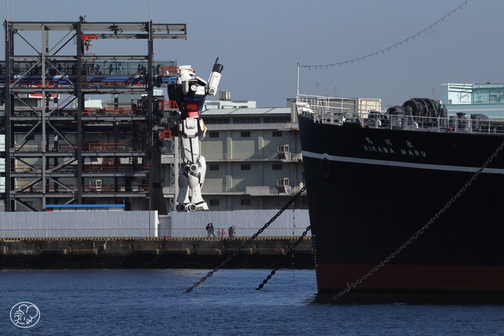 空を指すガンダム