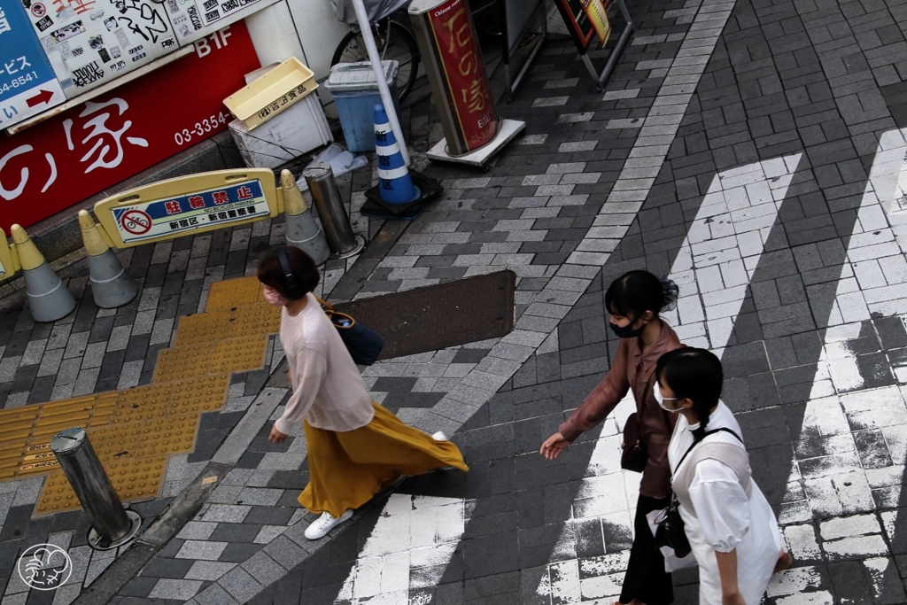 歩く人々　２