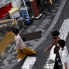 歩く人々　２