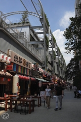 空中公園の下は飲み屋街