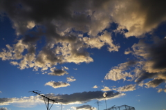 夕空に雲散って