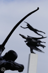 弓を引くヘラクレス