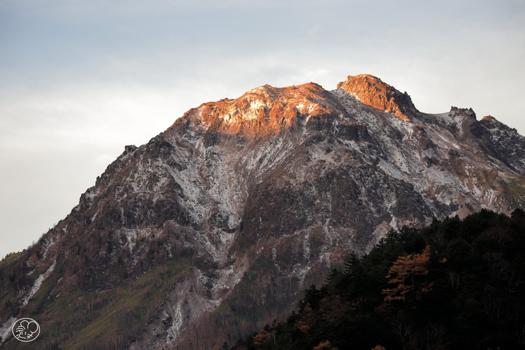 焼岳に朝の訪れ